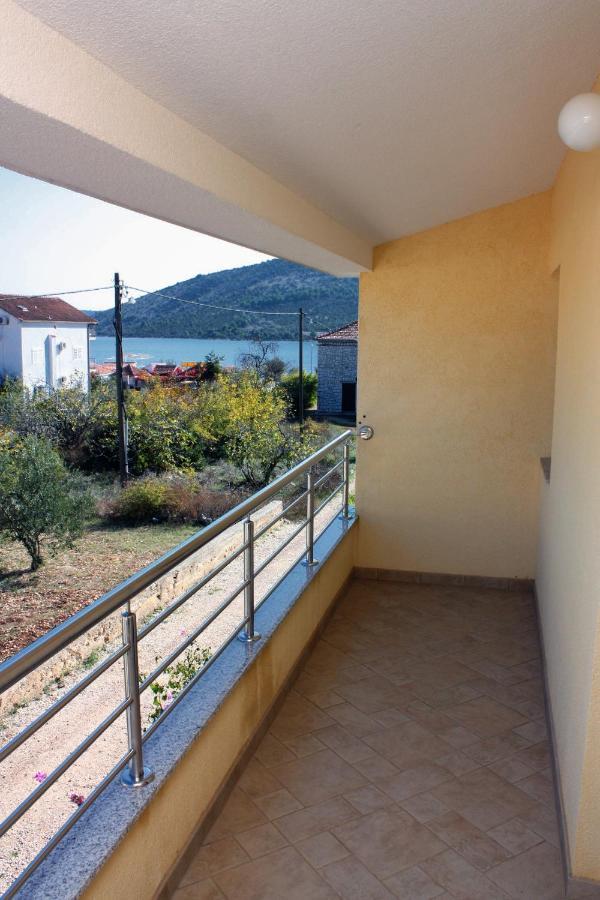 Apartments By The Sea Vinisce, Trogir - 5229 Kültér fotó
