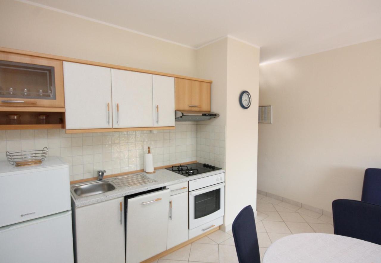 Apartments By The Sea Vinisce, Trogir - 5229 Kültér fotó