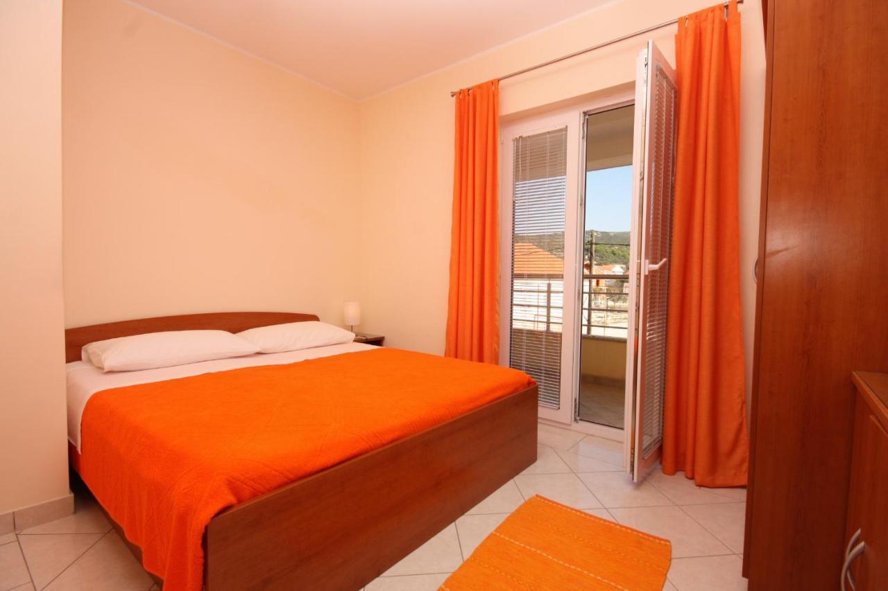 Apartments By The Sea Vinisce, Trogir - 5229 Kültér fotó