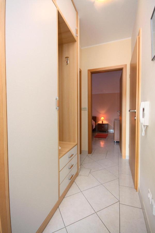 Apartments By The Sea Vinisce, Trogir - 5229 Kültér fotó
